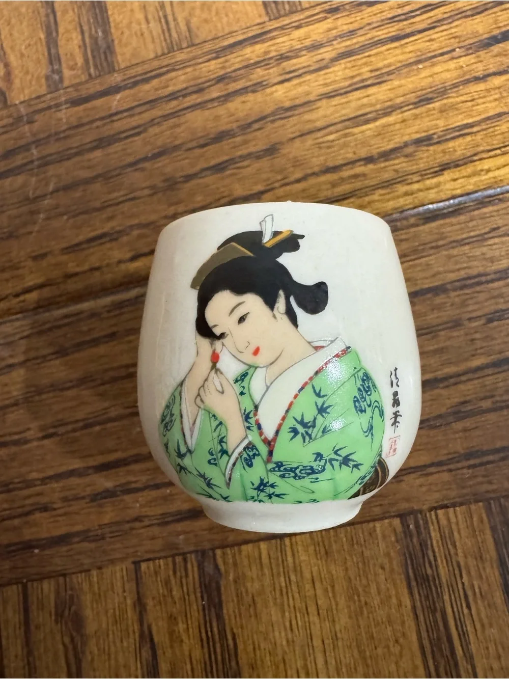 Porcelain Geisha Accent Cup - White and Green